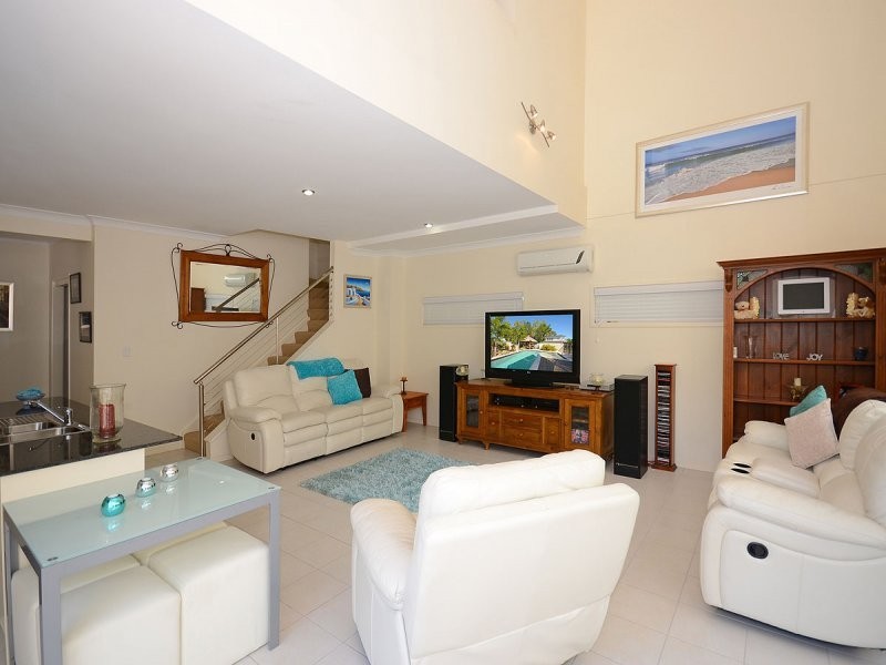 71 Elizabeth st, Urangan QLD 4655