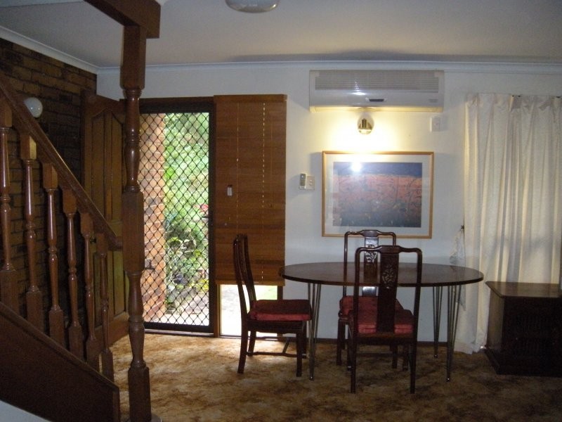 38 Barrett St, Robertson QLD 4109