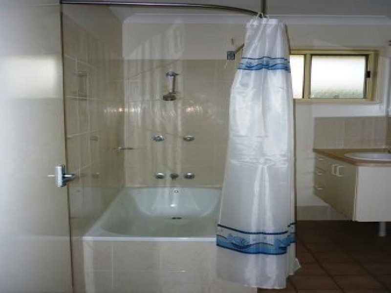 10 Gatakers Lane, Point Vernon QLD 4655