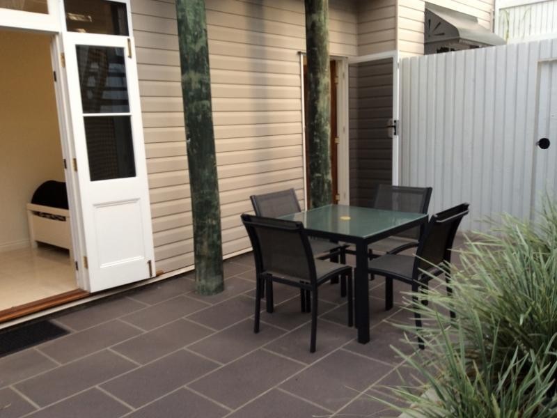 12 Kings Road, Taringa QLD 4068