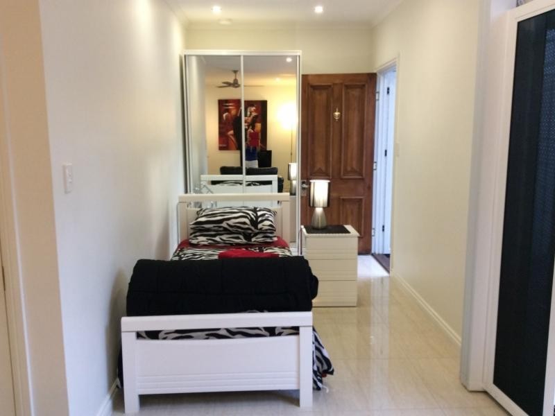 12 Kings Road, Taringa QLD 4068