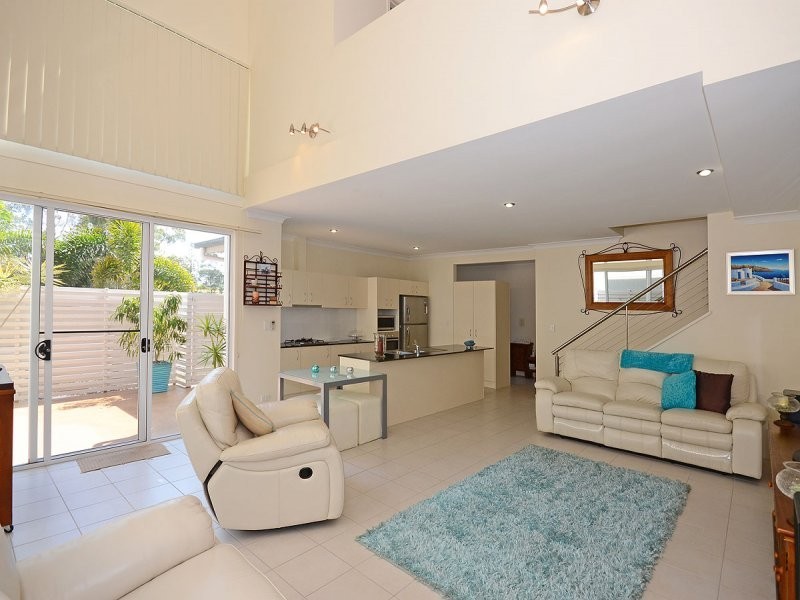 71 Elizabeth st, Urangan QLD 4655
