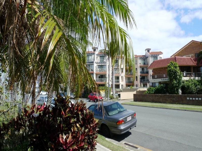 9 ROBERT STREER, Labrador QLD 4215