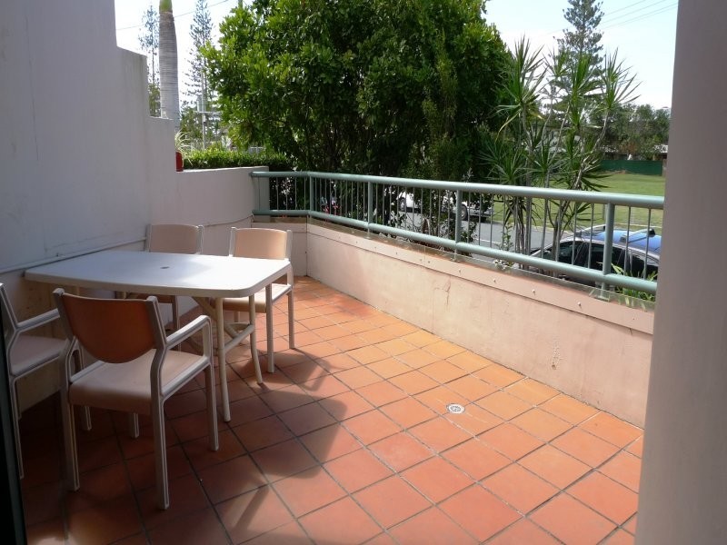 9 ROBERT STREER, Labrador QLD 4215