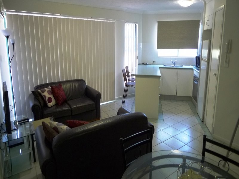 9 ROBERT STREER, Labrador QLD 4215