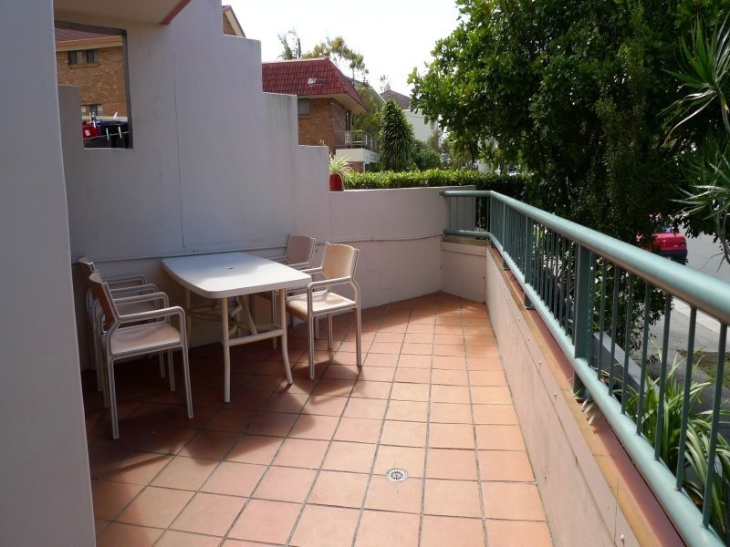 9 ROBERT STREER, Labrador QLD 4215