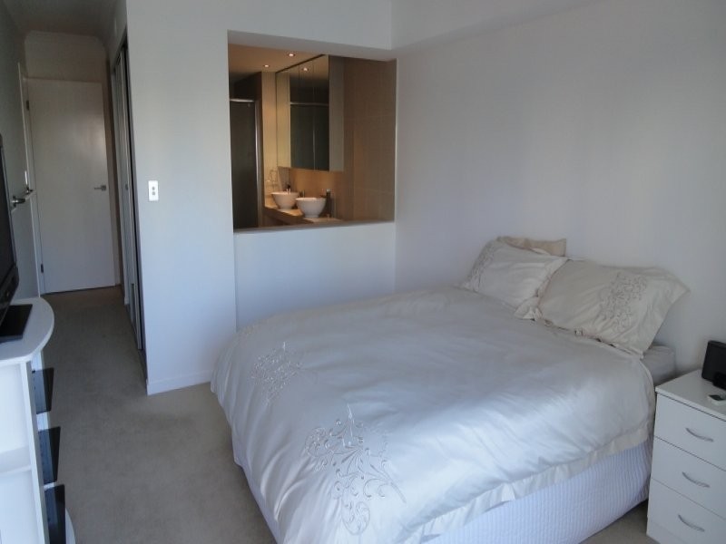 53 Darrambal, Chevron Island QLD 4217