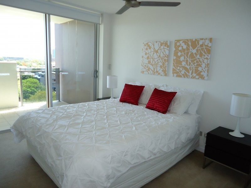 53 Darrambal, Chevron Island QLD 4217