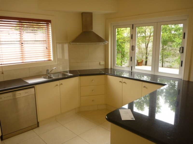 32 OAK  AVE, Surfers Paradise QLD 4217