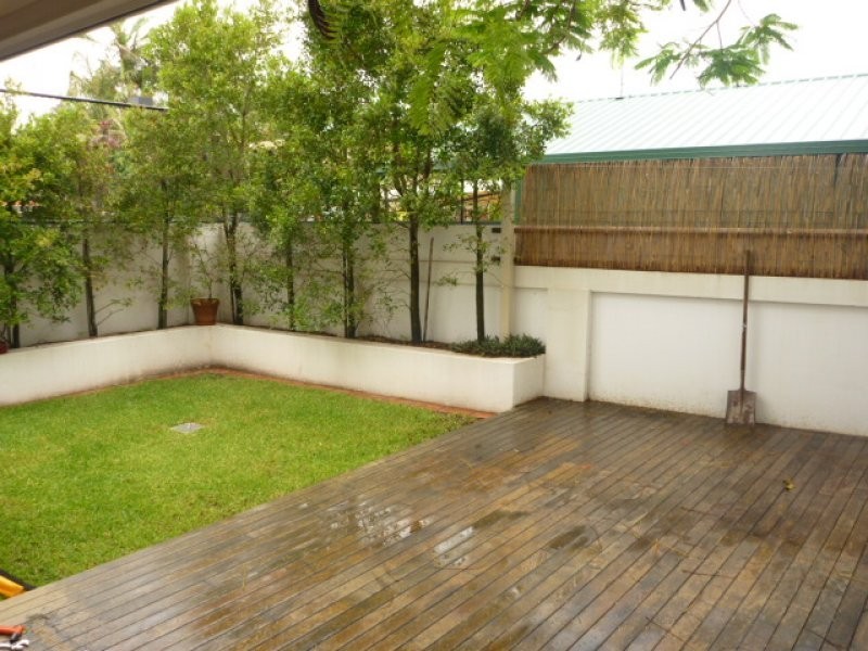 32 OAK  AVE, Surfers Paradise QLD 4217