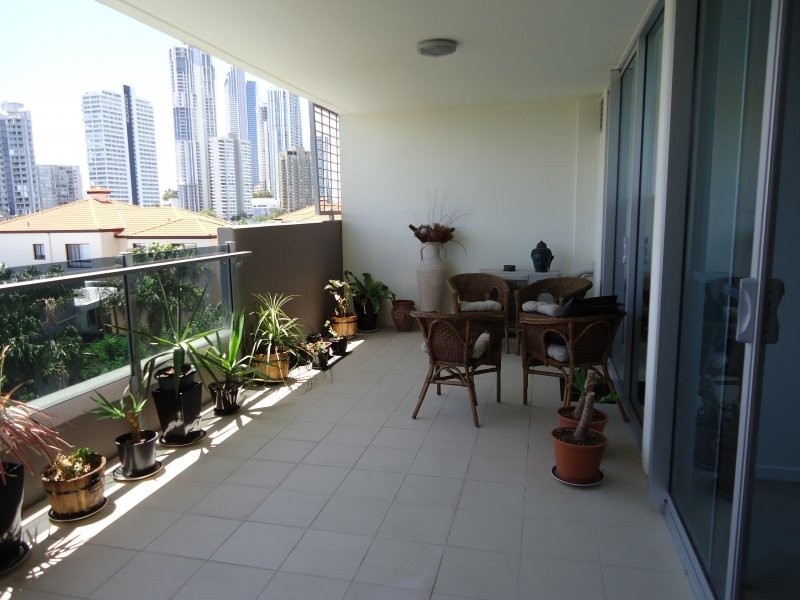 53 Darrambal, Chevron Island QLD 4217