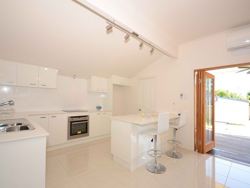 24 View st, Torquay QLD 4655
