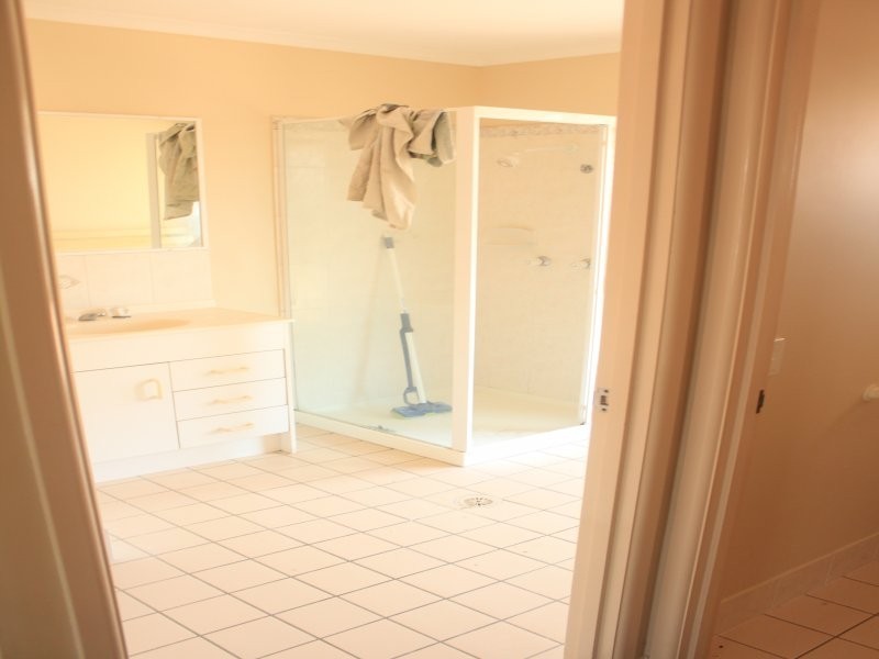 30 Meadowlands Rd, Carindale QLD 4152