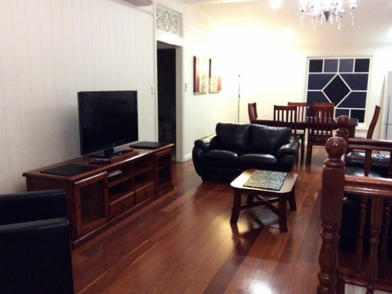 12 Kings Road, Taringa QLD 4068