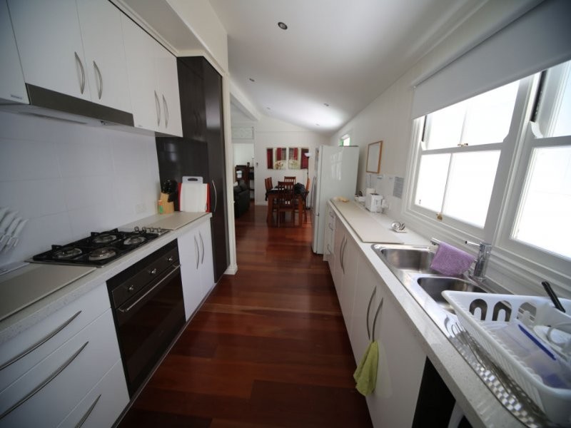 12 Kings Road, Taringa QLD 4068