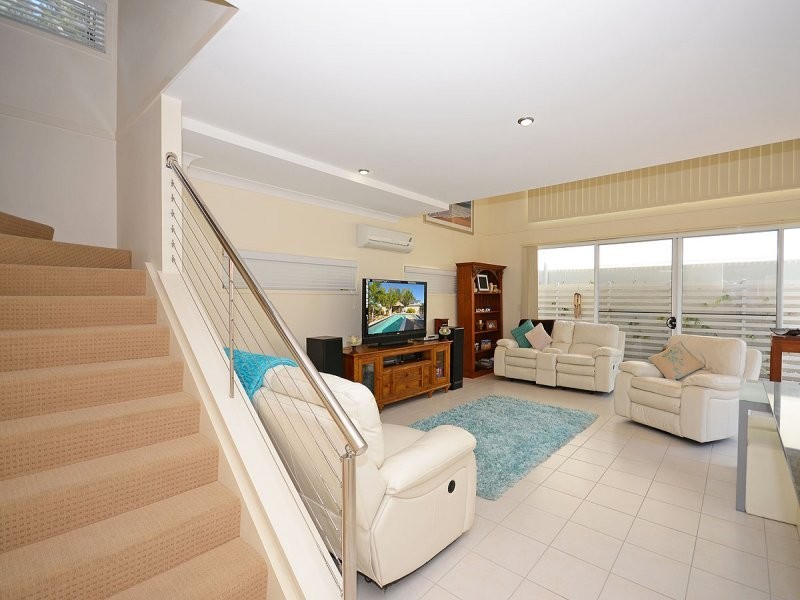 71 Elizabeth st, Urangan QLD 4655