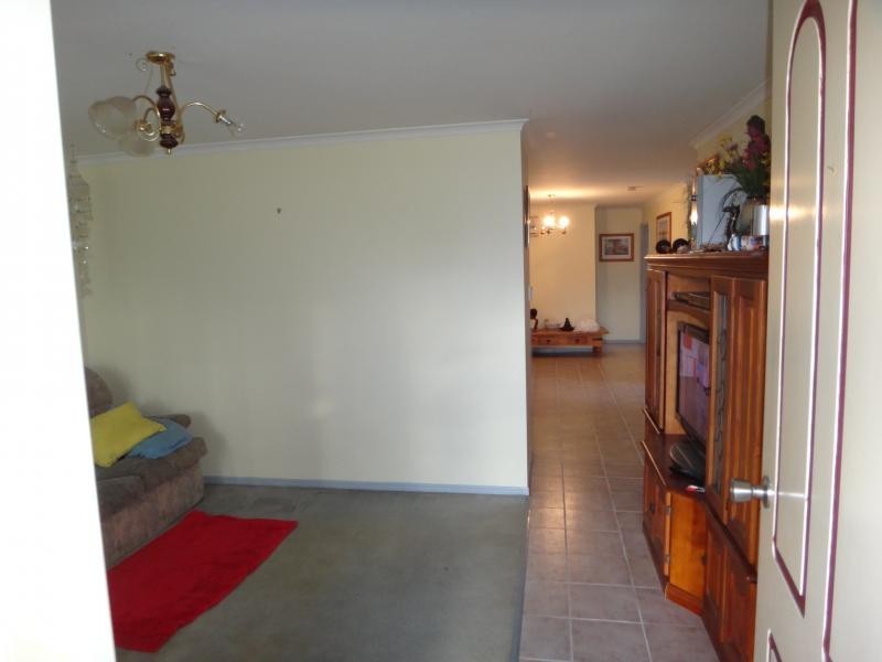 15 Columbia Dr, Beachmere QLD 4510