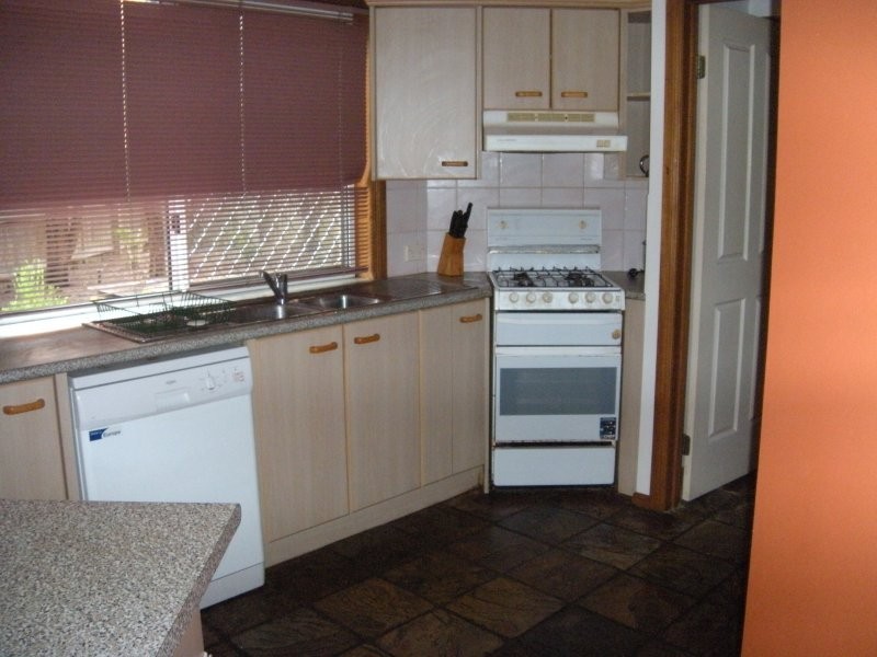 28 Barrett St, Robertson QLD 4109