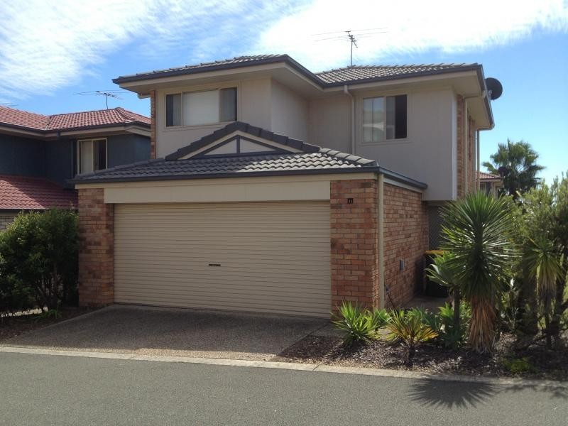 100 OAKMONT AVENUE, Oxley QLD 4075