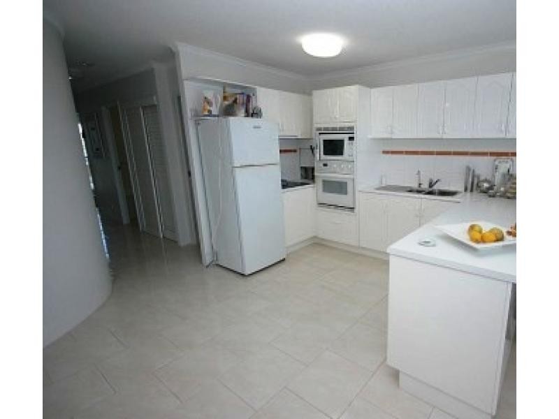 385-386 The Esplanade, Torquay QLD 4655