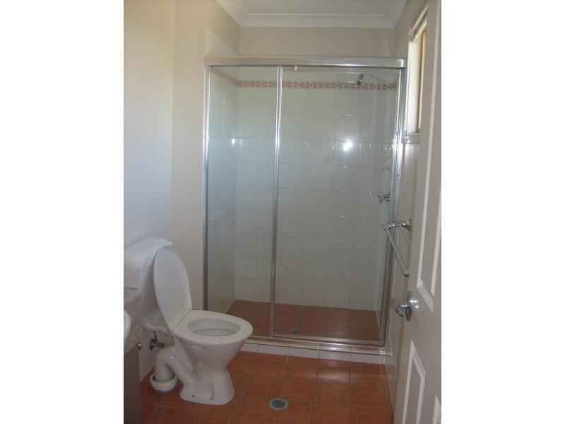 100 OAKMONT AVENUE, Oxley QLD 4075