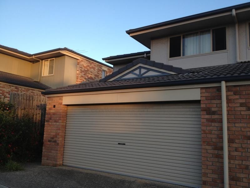 100 OAKMONT AVENUE, Oxley QLD 4075