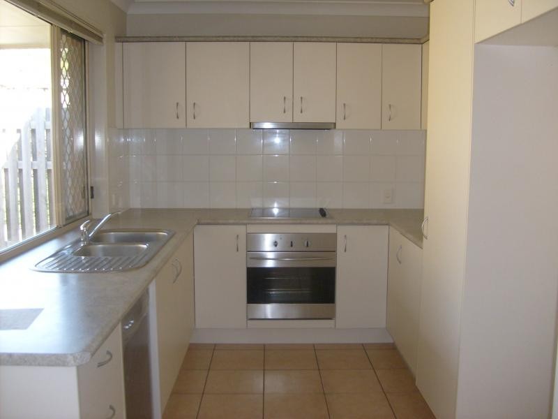 100 OAKMONT AVENUE, Oxley QLD 4075