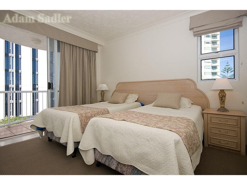 8 Philip Avenue, Broadbeach QLD 4218