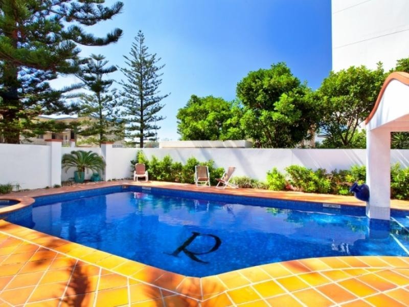 8 Philip Avenue, Broadbeach QLD 4218
