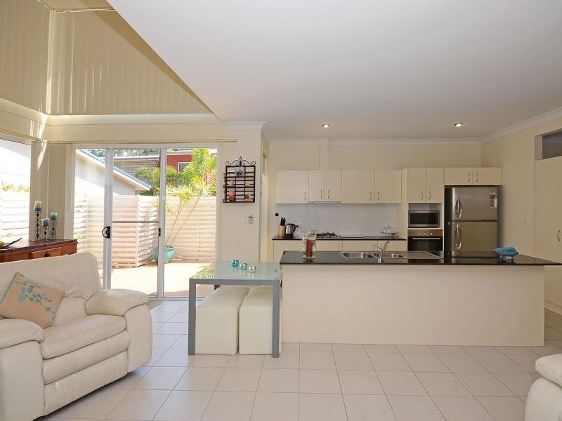 71 Elizabeth st, Urangan QLD 4655