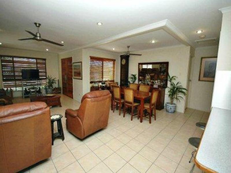 90 Cunningham St, Urangan QLD 4655