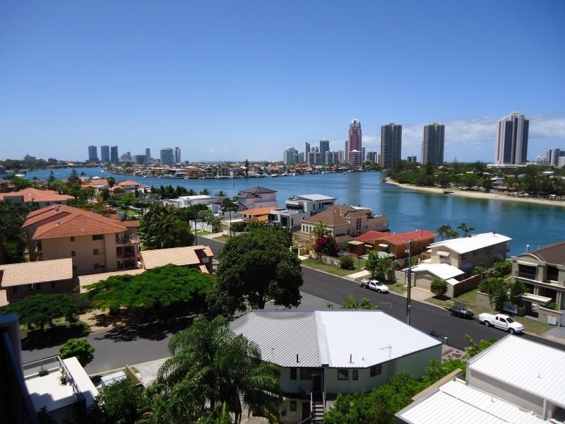 53 Darrambal, Chevron Island QLD 4217