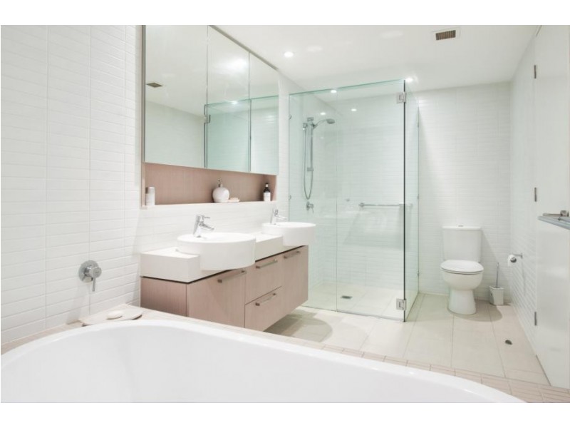 323 Bayview Street, Hollywell QLD 4216