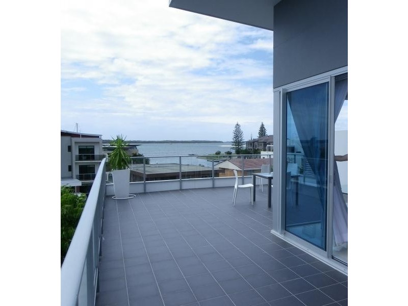 33-37 Madang Crescent, Runaway Bay QLD 4216