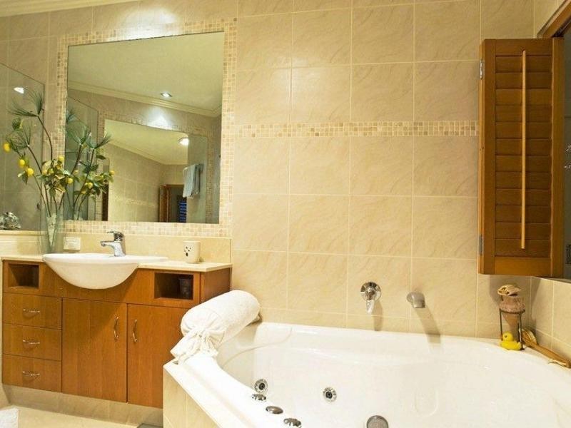 7 Broadwater St, Runaway Bay QLD 4216