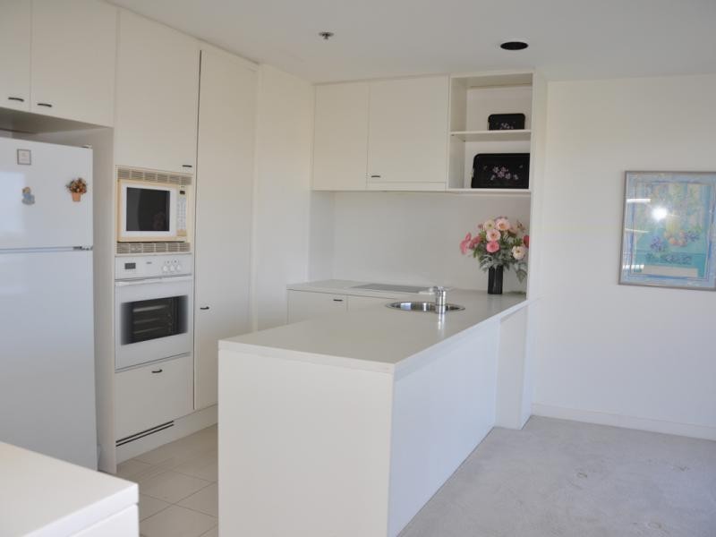 24 Breaker Street, Main Beach QLD 4217