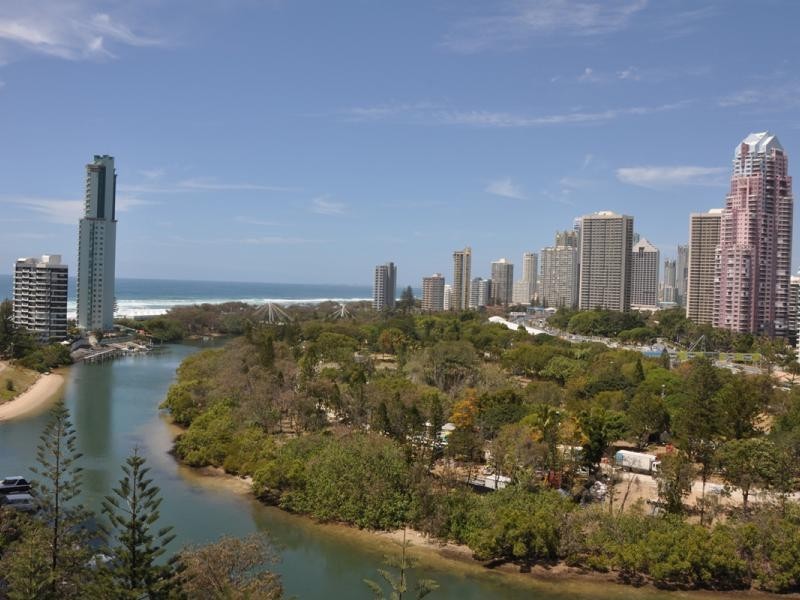 24 Breaker Street, Main Beach QLD 4217