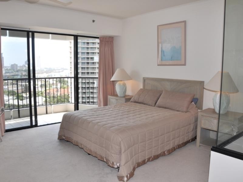 24 Breaker Street, Main Beach QLD 4217