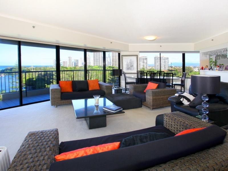 24 Breaker Street, Main Beach QLD 4217
