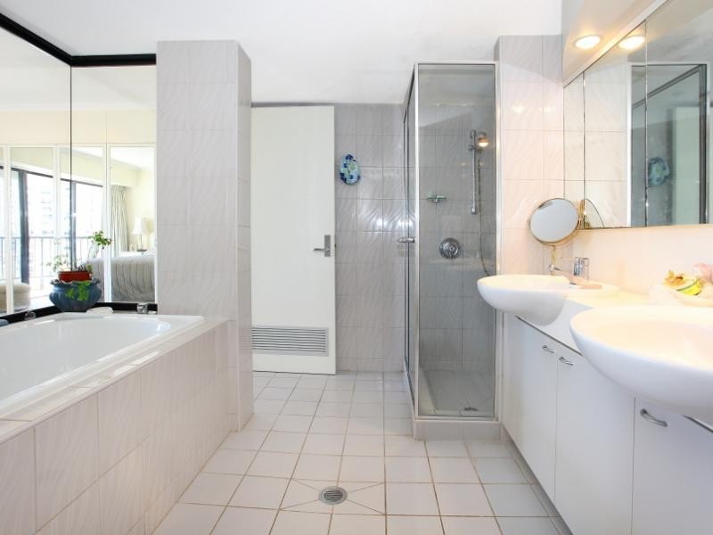 24 Breaker Street, Main Beach QLD 4217