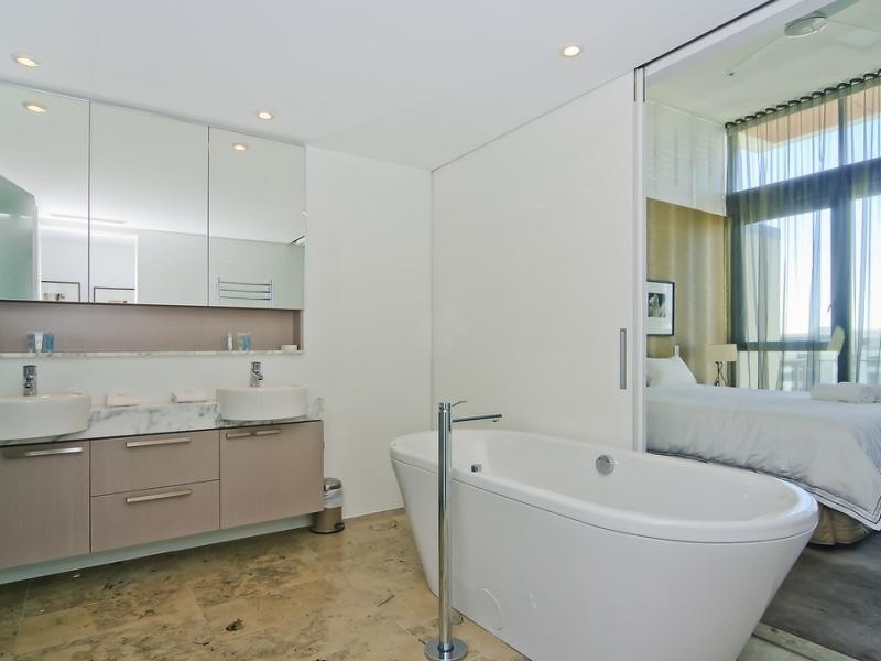 323 Bayview Street, Hollywell QLD 4216