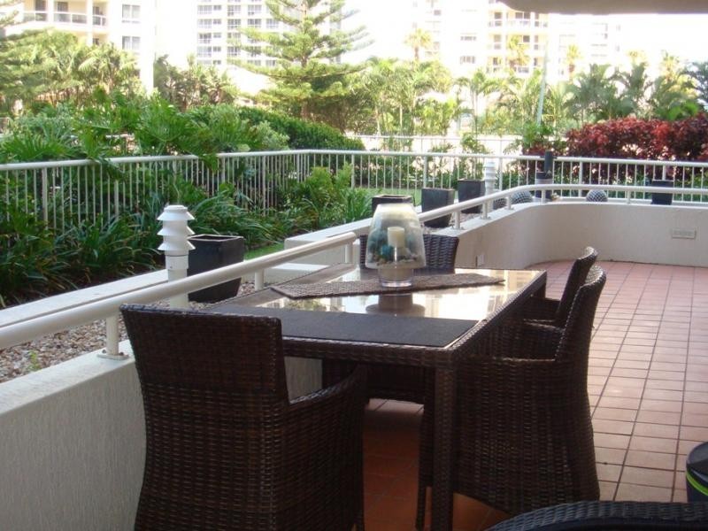 1 PEAK AVE, Main Beach QLD 4217