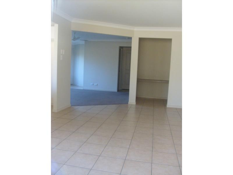 100 OAKMONT AVENUE, Oxley QLD 4075