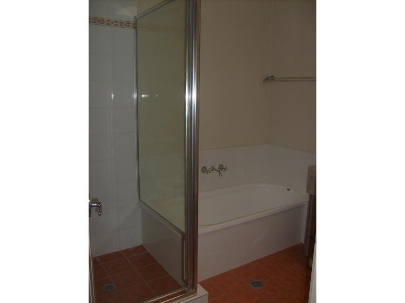 100 OAKMONT AVENUE, Oxley QLD 4075