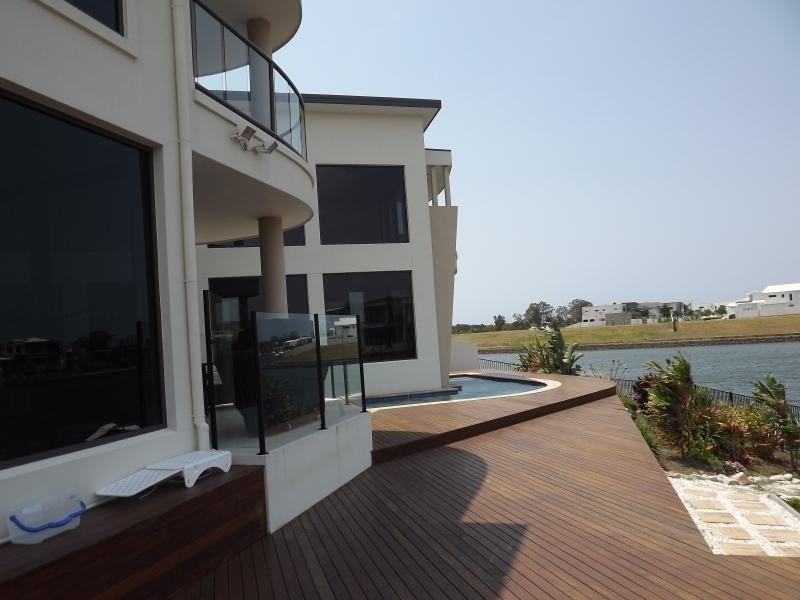 25 Ferrymans Court, Helensvale QLD 4212