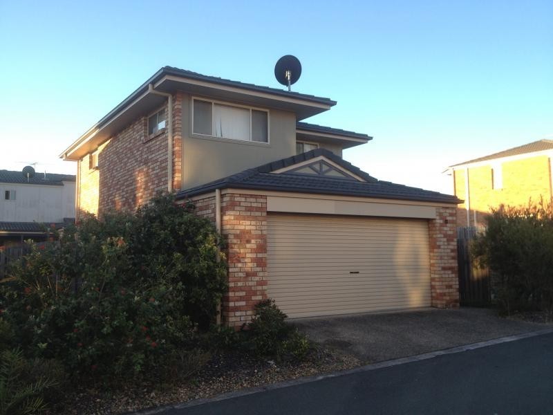 100 OAKMONT AVENUE, Oxley QLD 4075