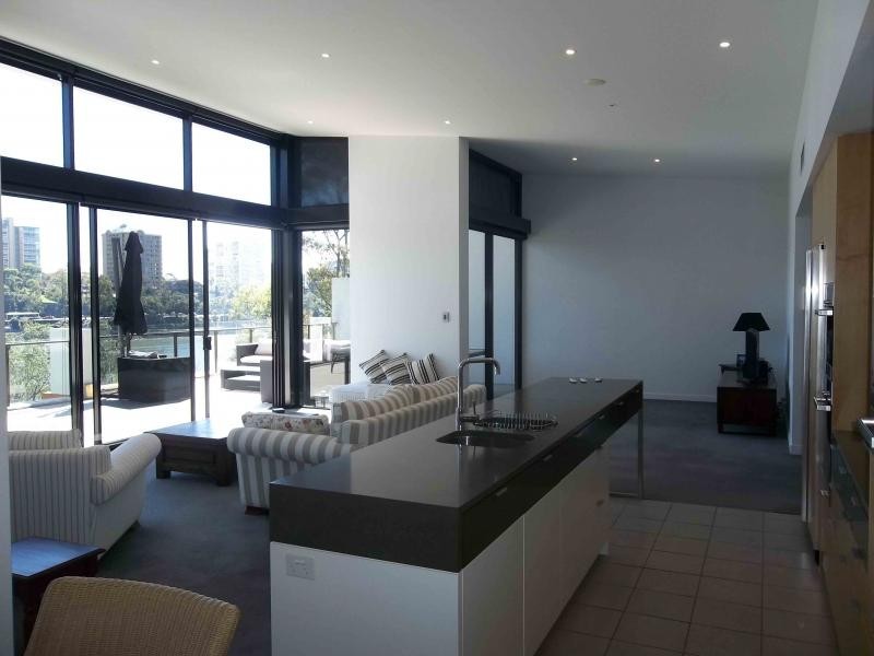 10 Pidgeon Close, West End QLD 4101