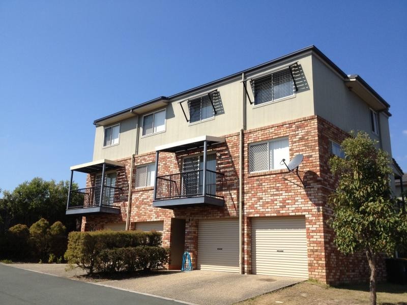 100 OAKMONT AVENUE, Oxley QLD 4075