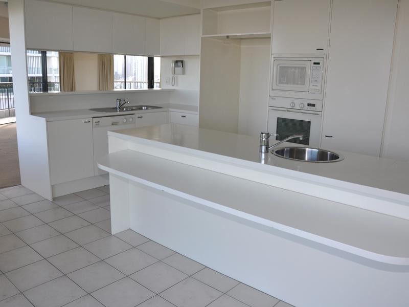 24 Breaker Street, Main Beach QLD 4217