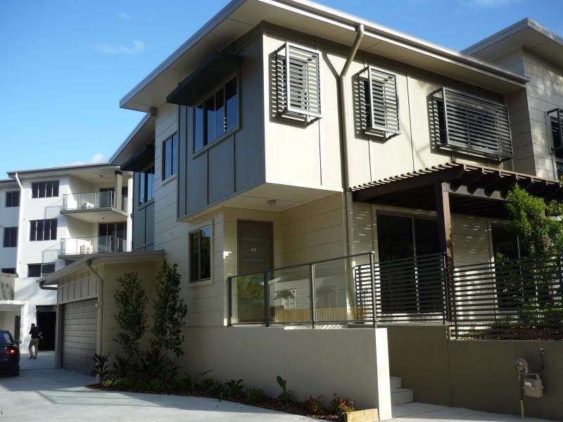 11 Riding Road, Hawthorne QLD 4171